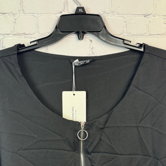 BloomChic Black Zipper Detail Blouse with White Patterned Accents Plus Size 6X - Picture 5 of 7